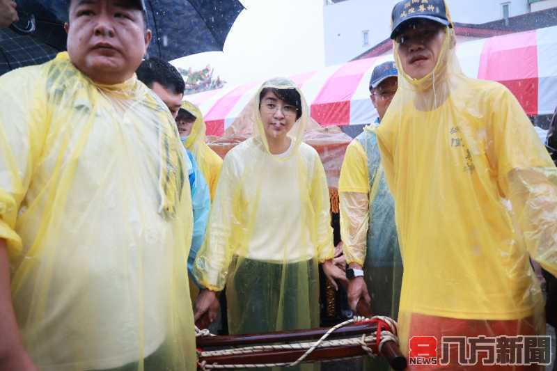 南投市城隍遶境日巡 鑼鼓喧天風雨無阻