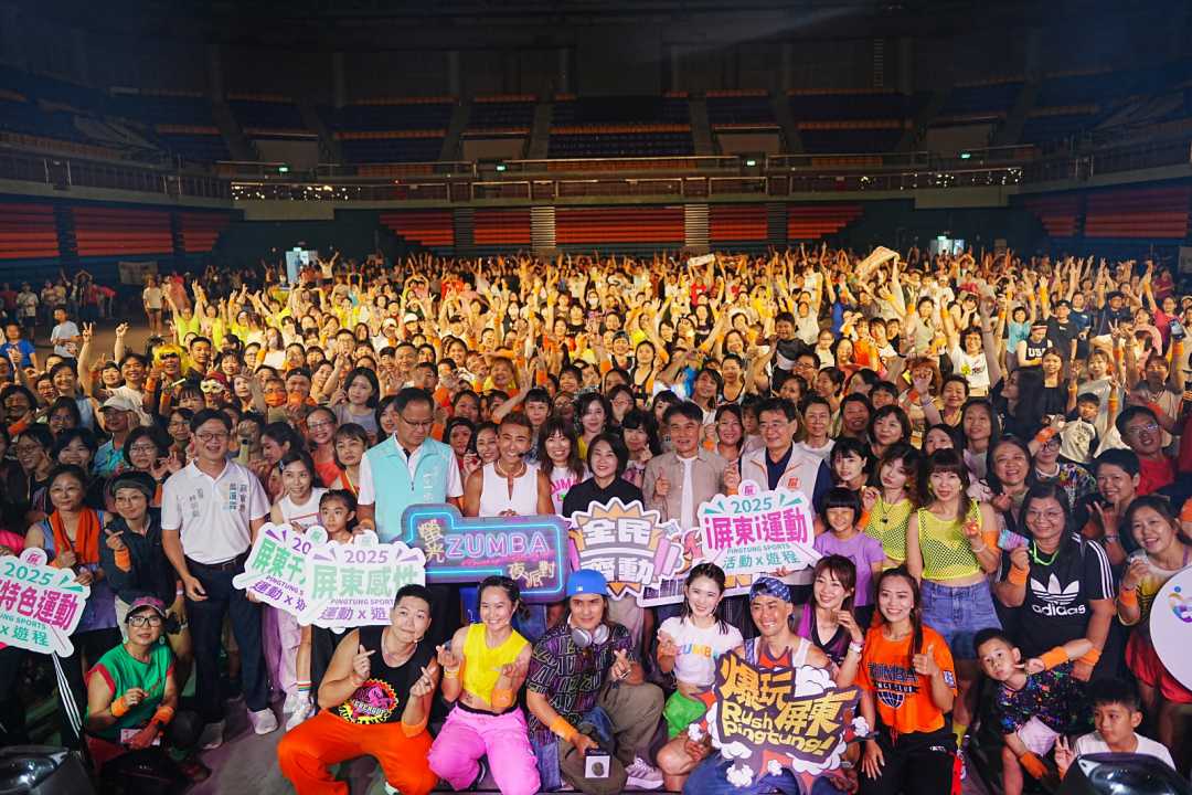 冒雨也要來 屏東首辦螢光ZUMBA夜派對 千人共舞嗨翻體育館-圖片1