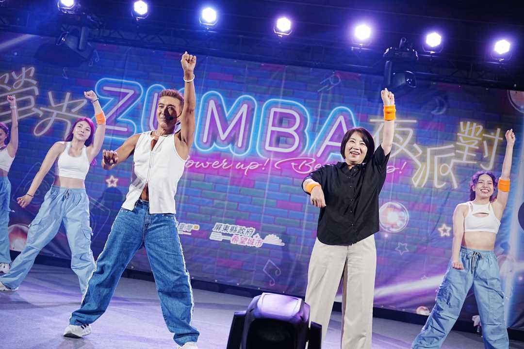 冒雨也要來 屏東首辦螢光ZUMBA夜派對 千人共舞嗨翻體育館-圖片2