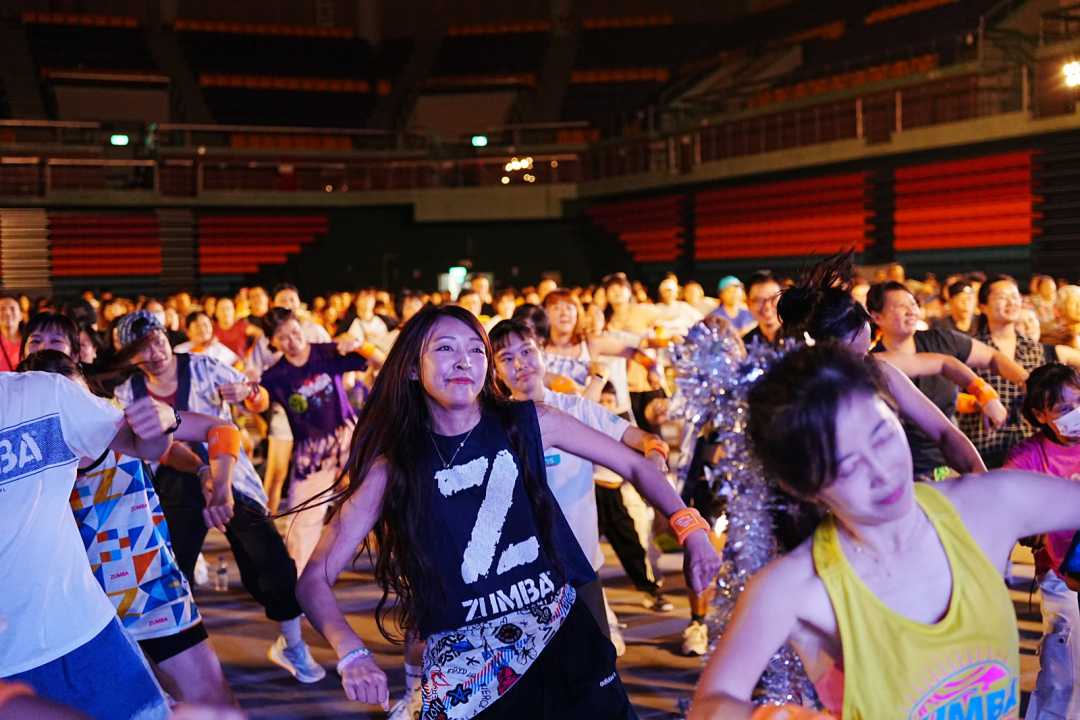 冒雨也要來 屏東首辦螢光ZUMBA夜派對 千人共舞嗨翻體育館-圖片3