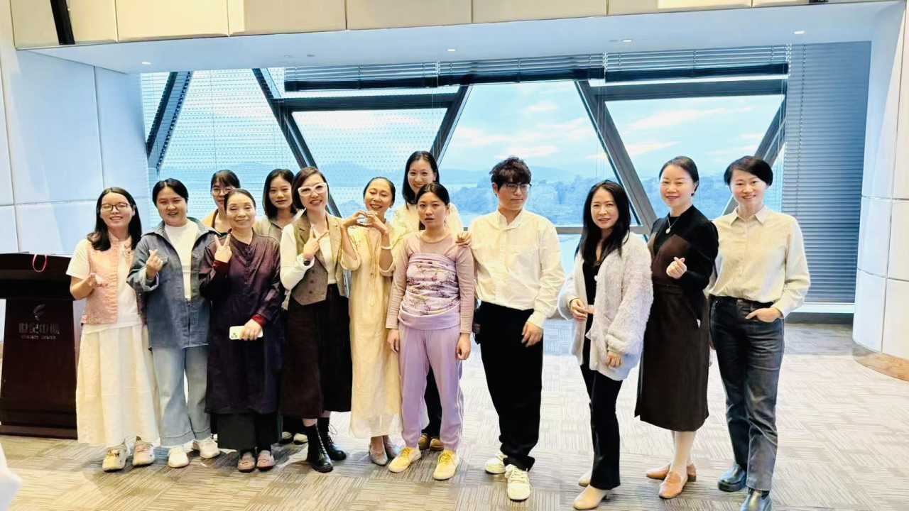 一個遲來的擁抱 心理師母女在沙龍現場完成多年和解-圖片1