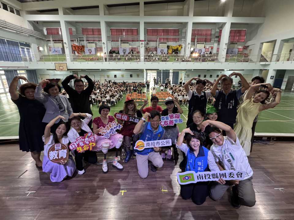 南投市公所攜手混障綜藝團 感動營北國中師生