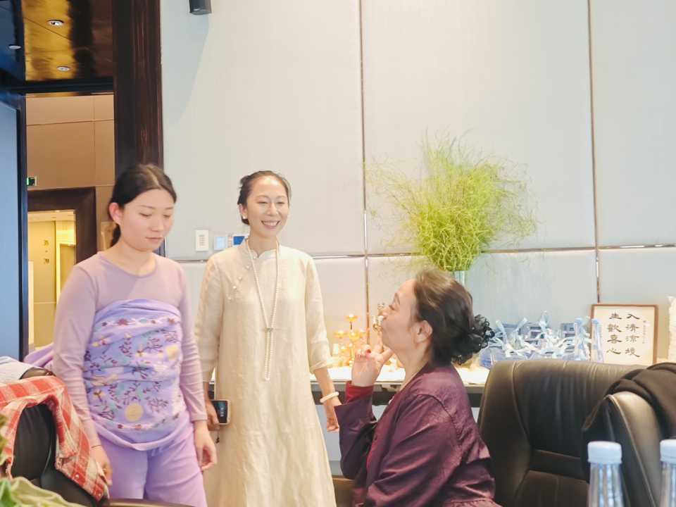 一個遲來的擁抱 心理師母女在沙龍現場完成多年和解-圖片2