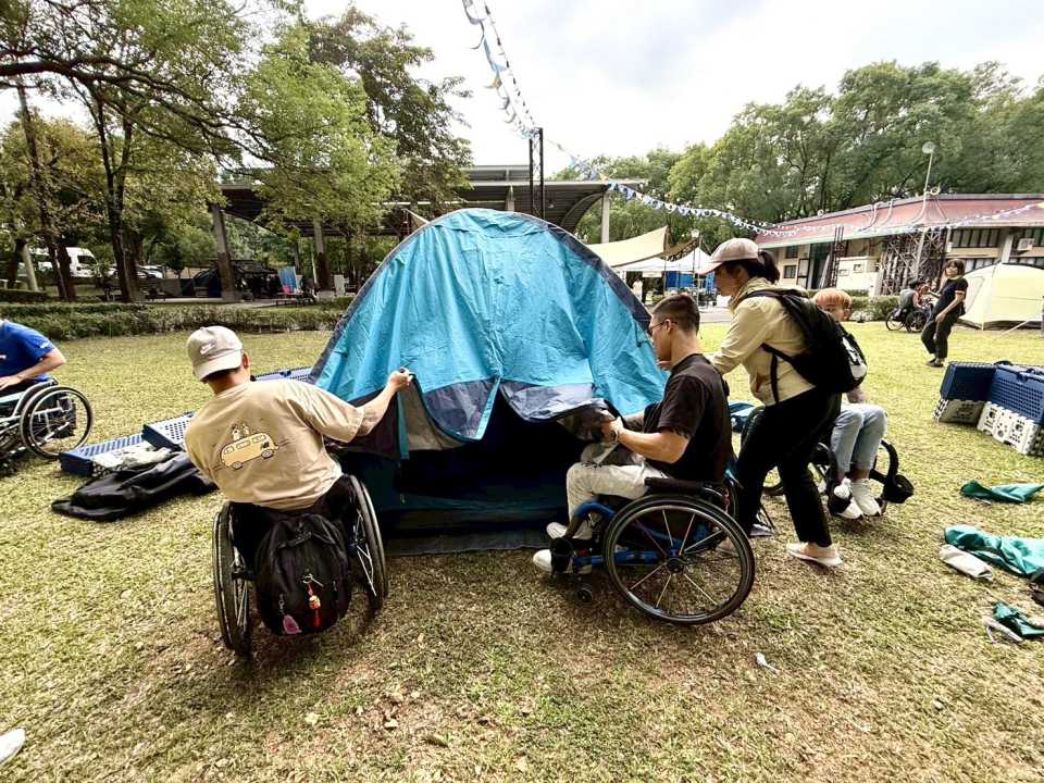 全國首台無障礙露營車上路 屏東讓身障者也能放心親近自然-圖片2