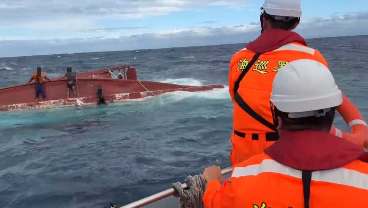 台東外海漁船翻覆 海巡即時救援脫險
