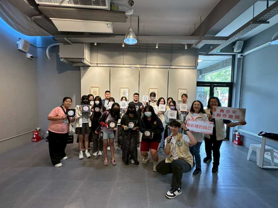 「色彩裡的自己」青少年創作畫展:3月21日青少年中心正式開展