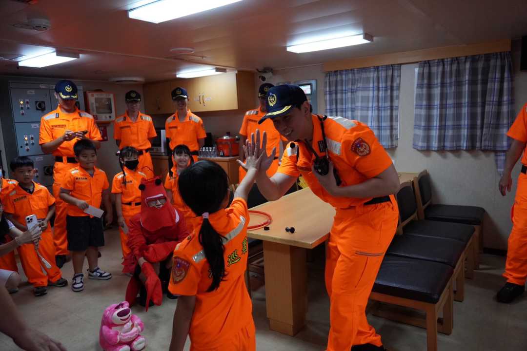 大手牽小手登上台中艦 幼童化身「小小海巡員」認識海巡工作-圖片1