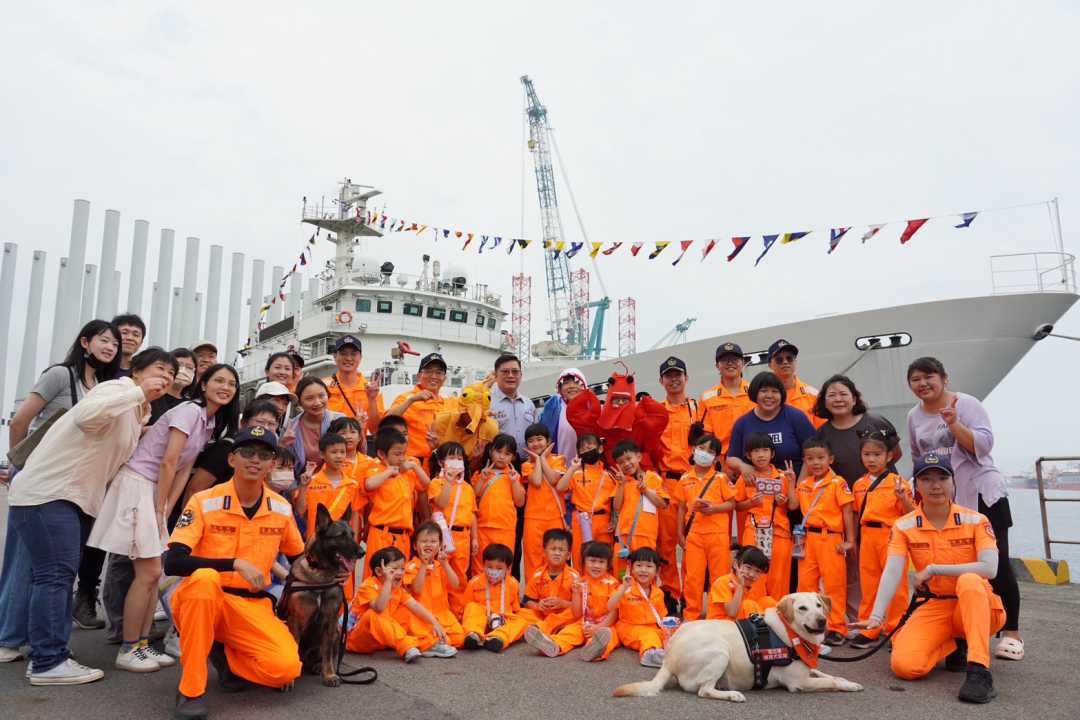 大手牽小手登上台中艦 幼童化身「小小海巡員」認識海巡工作-圖片3