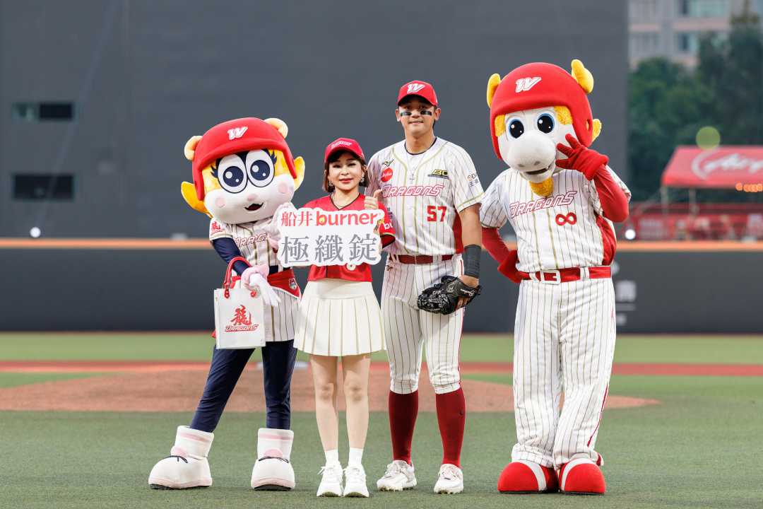 王彩樺擔任味全龍開球嘉賓 同框小龍女大秀「逆天女團鉛筆腿」公開50+身材管理秘訣-圖片1