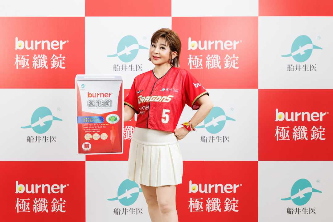 王彩樺擔任味全龍開球嘉賓 同框小龍女大秀「逆天女團鉛筆腿」公開50+身材管理秘訣-圖片2