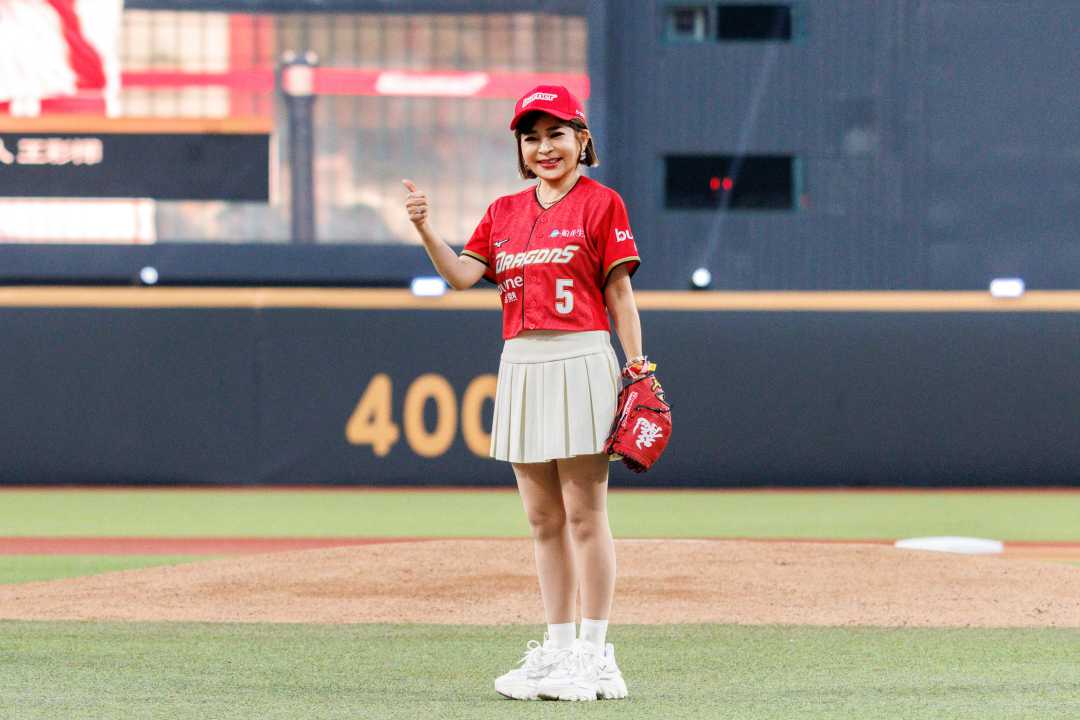 王彩樺擔任味全龍開球嘉賓 同框小龍女大秀「逆天女團鉛筆腿」公開50+身材管理秘訣-圖片3