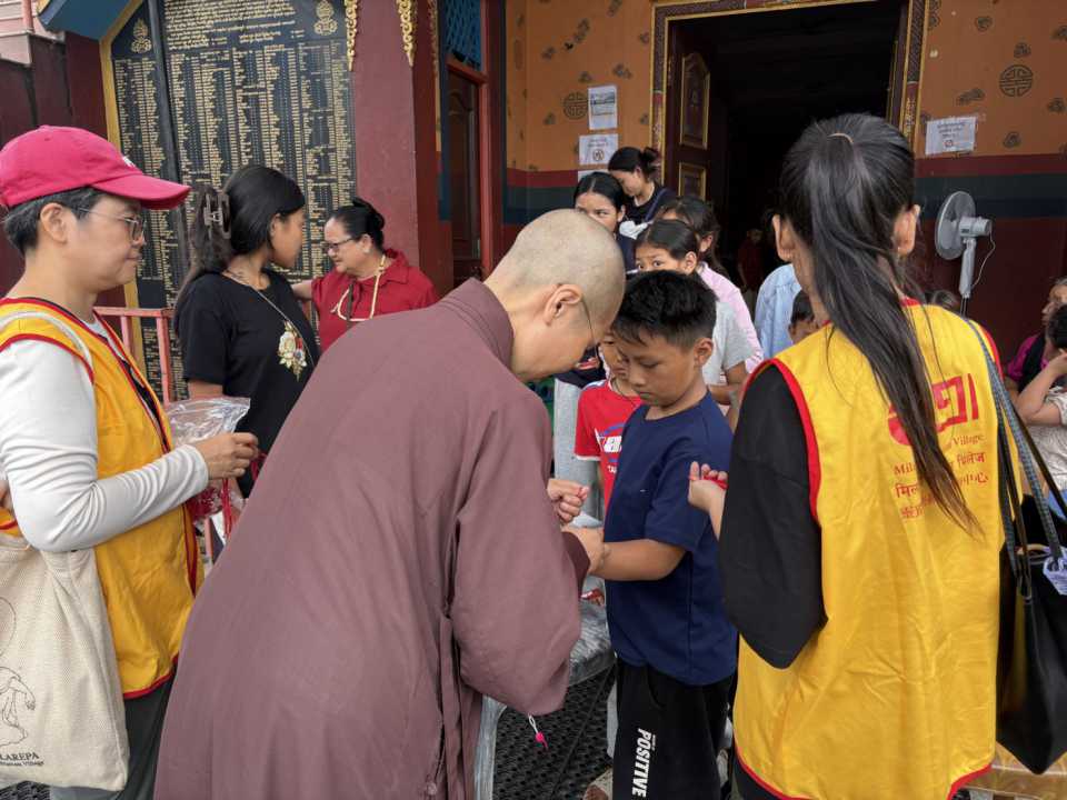 靈鷲山深入尼泊爾賑災 改善安置環境送300套物資-圖片2