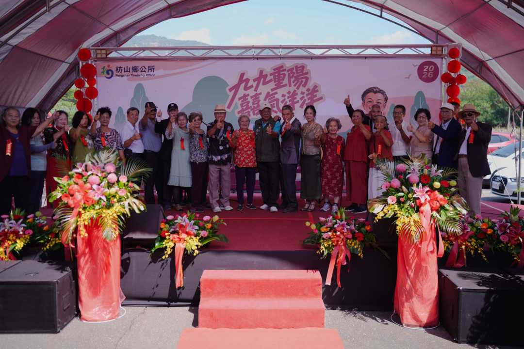 枋山鄉長羅金良助36對佳偶圓婚紗夢 重陽囍氣洋洋 阿公阿嬤走紅毯感動拭淚-圖片1