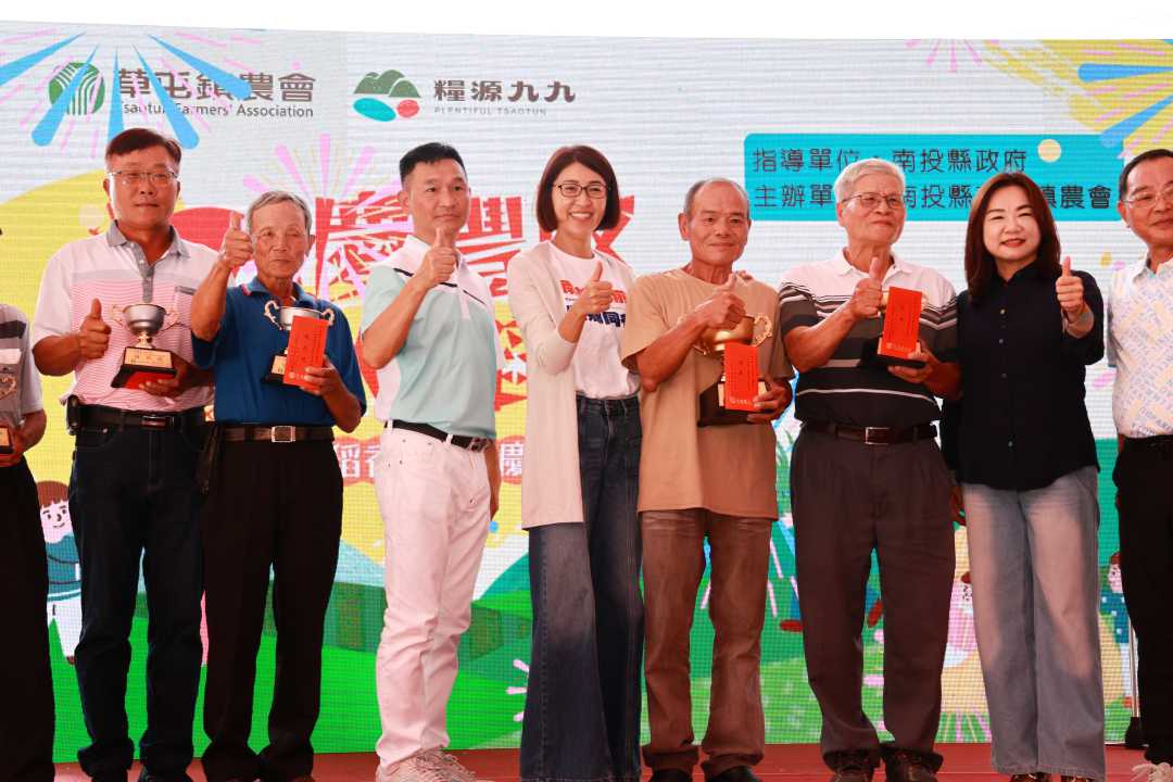 草屯千人割稻飯熱鬧登場 許縣長頒獎慶豐收-圖片1