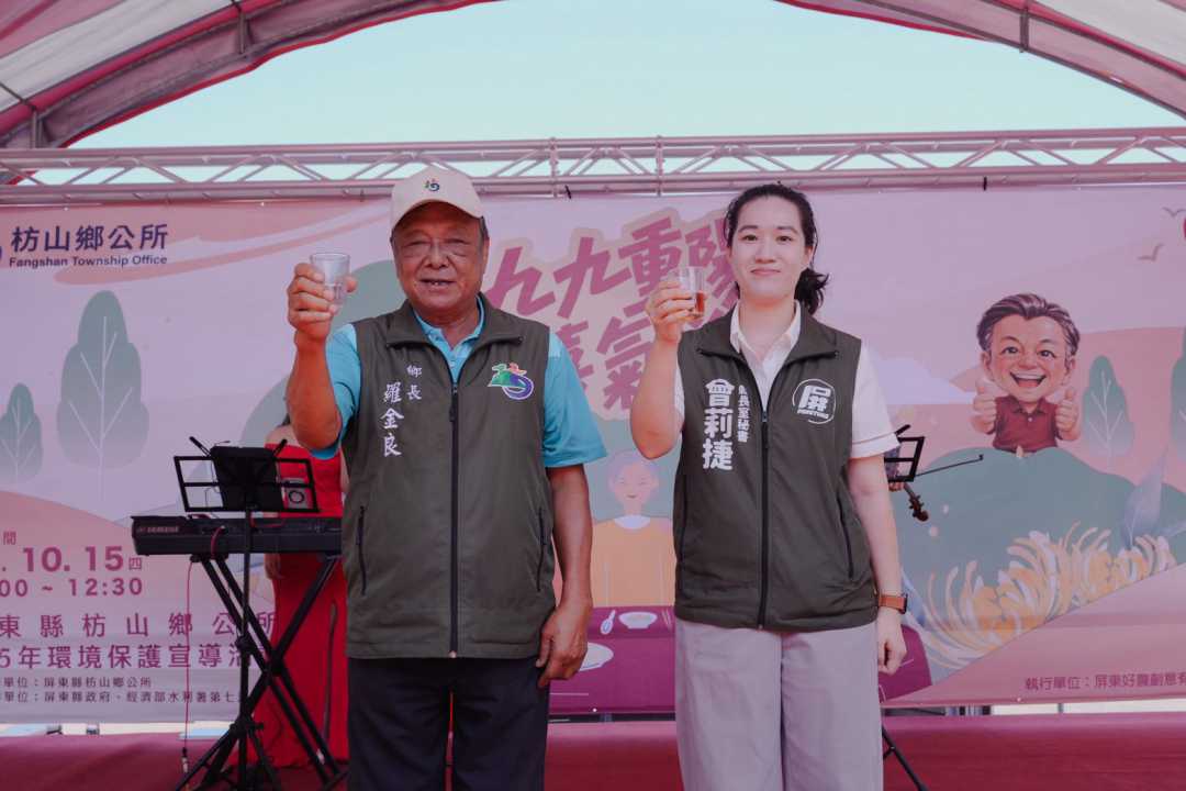 枋山鄉長羅金良助36對佳偶圓婚紗夢 重陽囍氣洋洋 阿公阿嬤走紅毯感動拭淚-圖片2
