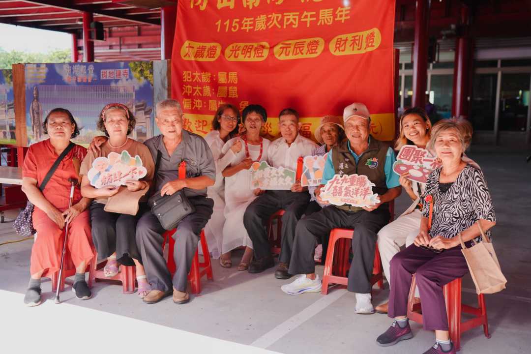 枋山鄉長羅金良助36對佳偶圓婚紗夢 重陽囍氣洋洋 阿公阿嬤走紅毯感動拭淚-圖片3